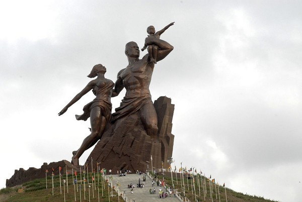 Tượng đài Phục hưng Châu Phi ở Senegal là một công trình kiến trúc đồ sộ với chiều cao 49 mét và là bức tượng cao nhất Châu Phi. Chi phí để xây dựng bức tượng này khoảng 27 triệu USD. Ảnh: WL.