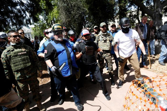 Reuters đưa tin, đụng độ giữa những người ủng hộ và người biểu tình phản đối Tổng thống Donald Trump đã xảy ra tại một công viên ở Berkeley, California (Mỹ) hôm 15/4 (giờ địa phương).