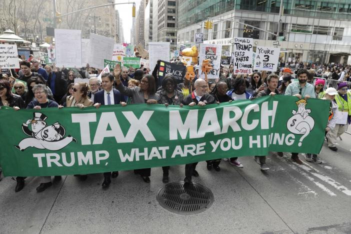 Đông đảo người dân tuần hành ở thành phố New York, Mỹ, ngày 15/4. (Nguồn ảnh: Reuters).