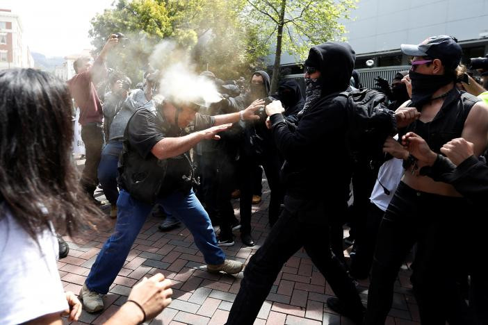 Một người biểu tình ủng hộ Tổng thống Mỹ Donald Trump bị xịt hơi cay ở Berkeley hôm 15/4.
