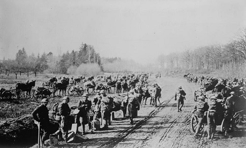 Lính Mỹ di chuyển trang thiết bị trên một con đường ở Saint-Ouen-les-Parey, Pháp, hồi tháng 2/1918.