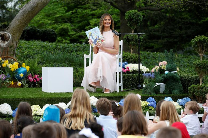 Đệ nhất Phu nhân Mỹ Melania Trump mỉm cười sau khi đọc sách cho các em nhỏ nghe.