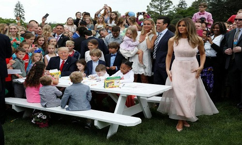 Tổng thống Trump và Đệ nhất phu nhân Melania cùng mọi người tại bãi cỏ phía nam của Nhà Trắng trong dịp Lễ Phục sinh.