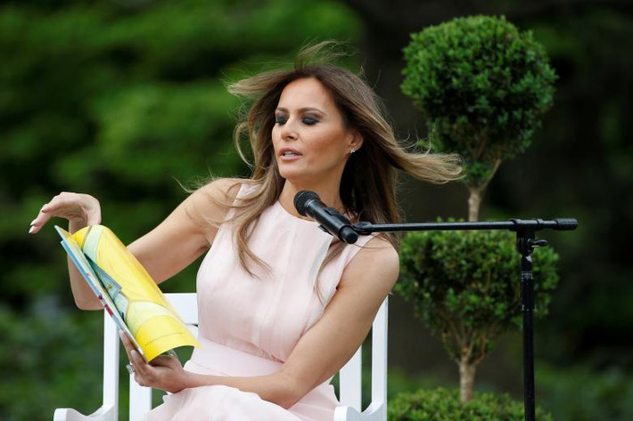 Đệ nhất phu nhân Melania kể chuyện cho các em nhỏ nghe.
