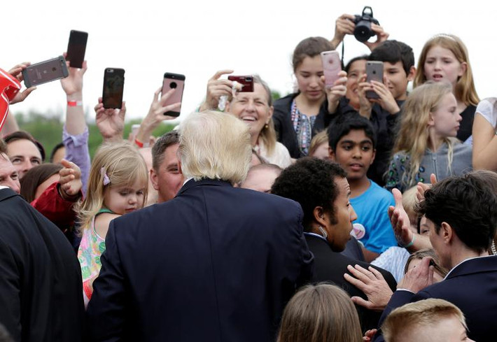 Mọi người thi nhau chụp ảnh Tổng thống Trump.