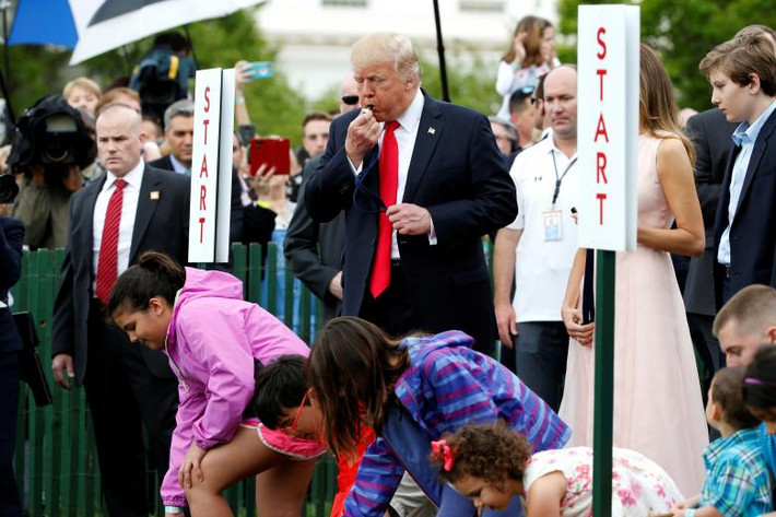 Tổng thống Trump thổi còi bắt đầu trò chơi lăn trứng Phục sinh tại bãi cỏ phía nam của Nhà Trắng. (Nguồn ảnh: Reuters)
