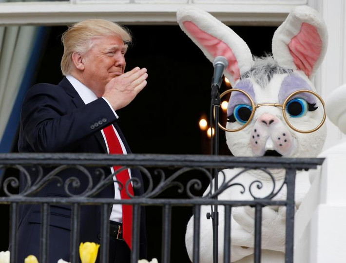 Tổng thống Donald Trump chào một quân nhân, người vừa hát quốc ca Mỹ trong buổi Lễ Phục sinh tại Nhà Trắng. Trong ảnh, ông Trump đứng cạnh một “chú thỏ Phục sinh”.