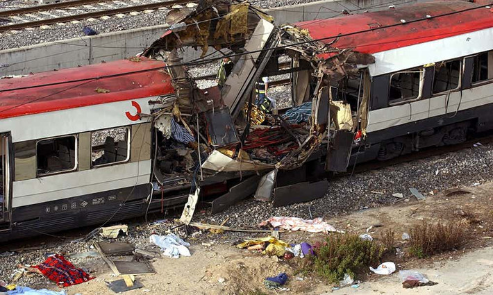 Hồi tháng 3/2004, 10 quả bom phát nổ trên 4 tàu hỏa ở thủ đô Madrid, Tây Ban Nha, khiến 191 người thiệt mạng và hơn 1.800 người khác bị thương. Đây là vụ tấn công tồi tệ nhất trong lịch sử Châu Âu kể từ năm 1988. Những tay súng phiến quân Hồi giáo ở Tây Ban Nha có liên quan đến mạng lưới khủng bố al-Qaeda đã thừa nhận gây ra vụ đánh bom đẫm máu trên. Ảnh: The Richest.