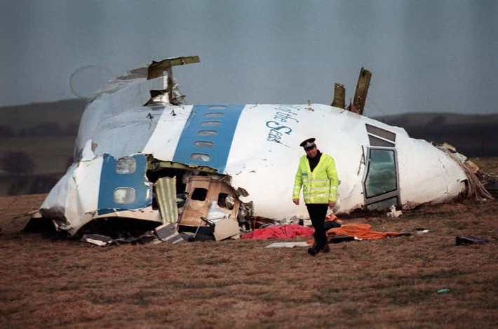 Năm 1988, một chiếc máy bay của hãng hàng không Pan Am đã phát nổ ngay sau khi cất cánh và rơi xuống Lockerbie. Toàn bộ 243 hành khách cùng 16 thành viên phi hành đoàn đã thiệt mạng. Theo The Richest, năm 2003, Đại tá Muammar Gaddafi đã nhận trách nhiệm về vụ tấn công này và bồi thường cho các gia đình nạn nhân. Ảnh: The Richest.