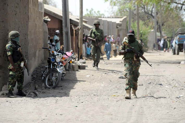 Hồi tháng 2/2014, phiến quân Boko Haram tiến hành vụ tấn công khủng bố kinh hoàng nhằm vào một ngôi trường ở Nigeria, khiến 200 học sinh thiệt mạng. Được biết, chỉ trong tháng 2/2014, nhóm khủng bố này đã giết hại hơn 300 dân thường. Ảnh: The Richest.