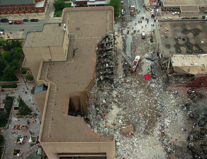 Vụ đánh bom khủng bố kinh hoàng tại thành phố Oklahoma, Mỹ, vào năm 1995 đã khiến 169 người thiệt mạng và 500 người khác bị thương. Thủ phạm được xác định là Timothy McVeigh và Terry L.Nichols. Ảnh: The Richest.