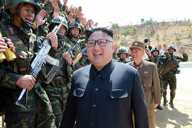 Ngày 14/4, nhà lãnh đạo nhà lãnh đạo Kim Jong-un cảnh báo sẽ tiến hành một cuộc thử hạt nhân nữa vào bất cứ thời điểm nào mà Triều Tiên cảm thấy “phù hợp”. Bức ảnh chụp ông Kim Jong-un cười tươi cùng lực lượng chiến đấu tinh nhuệ của Triều Tiên được công bố ngày 14/4.