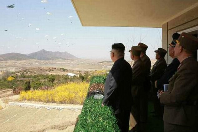 Trước đó, ngày 13/4, nhà lãnh đạo Kim Jong-un quan sát lực lượng đặc nhiệm tập luyện nhảy dù từ máy bay vận tải hạng nhẹ.