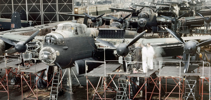 Những chiếc máy bay ném bom Lancaster gần được hoàn thiện tại nhà máy Avro ở Woodford gần Manchester, Anh, năm 1943. Ảnh: DM.