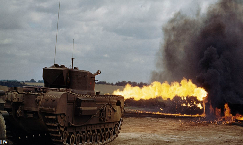 Một chiếc xe tăng phun lửa Churchill Crocodile trên chiến trường hồi tháng 8/1944 trong thời gian cuộc Chiến tranh Thế giới thứ hai diễn ra. Chiếc xe tăng này đã chứng minh tính hiệu quả cao trong việc “xóa sổ” các boongke, chiến hào và các pháo đài của Đức Quốc xã. Ảnh: DM.