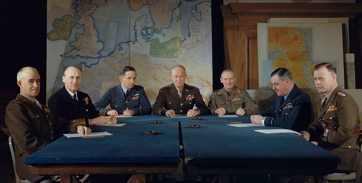 Tướng Dwight D. Eisenhower (sau này là Tổng thống thứ 34 của nước Mỹ) cùng các chỉ huy cấp cao họp tại trụ sở của phe Đồng Minh ở London, Anh, hồi tháng 2/1944. Ảnh: DM.