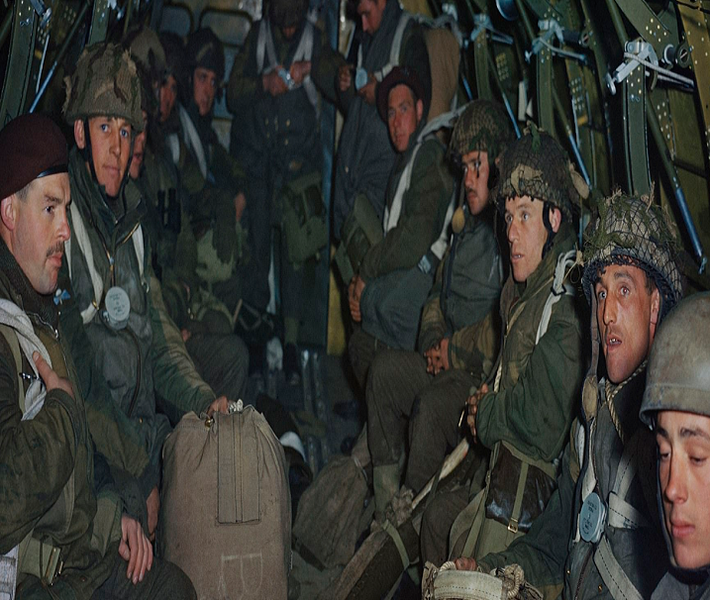 Lính dù Anh chuẩn bị nhảy dù ở Down Ampney, Wiltshire, ngày 22/4/1944. Ảnh: DM.