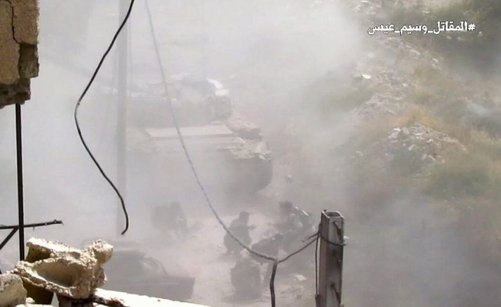 Trước đó, quân đội Syria đã tiến hành nhiều đợt không kích và pháo kích nhằm vào căn cứ của nhóm phiến quân Hay’at Tahrir Al-Sham, Jaish Al-Islam và hai phe cánh của Quân đội Syria Tự do (FSA) ở quận al-Qaboun và Barzeh. Ảnh: AMN.