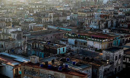 Nhiều bể chứa nước của nhà dân được đặt trên sân thượng nhìn từ Havana Vieja. Ảnh: Al Jazeera
