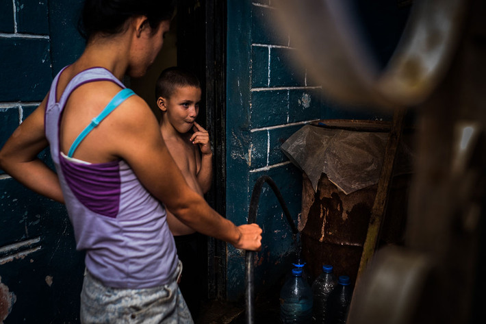 Người dân Cuba luôn phải dự trữ nước để sử dụng trong vài ngày. Ảnh: Al Jazeera