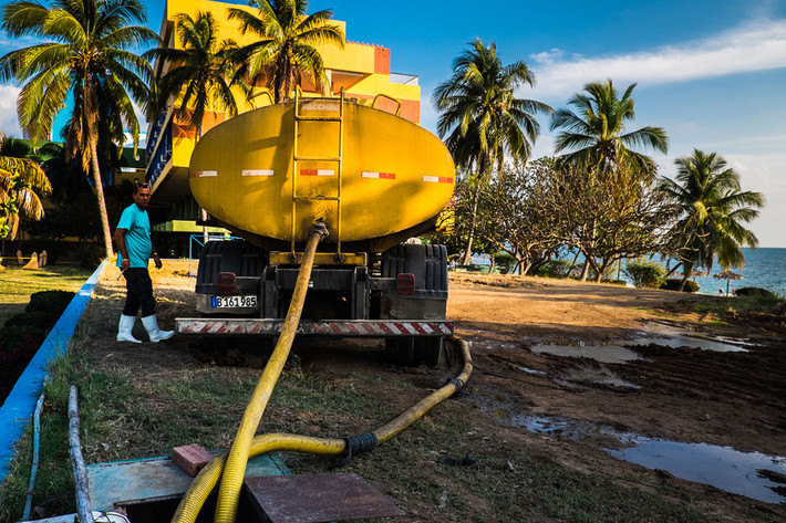 Xe bồn chở nước phục vụ người dân trong đợt hạn hán kinh hoàng ở Cuba. Ảnh: Al Jazeera