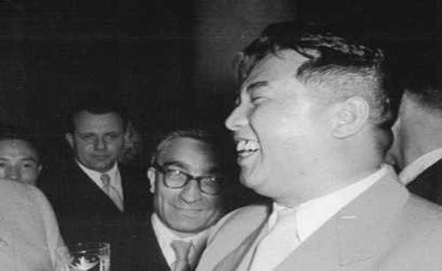 Nhiều người dân Triều Tiên cho rằng, ngoại hình của nhà lãnh đạo Kim Jong-un rất giống với lãnh tụ Kim Il-sung thời trẻ. Có tin đồn nhà lãnh đạo Kim Jong-un đã phẫu thuật thẩm mỹ để trông giống với ông nội Kim Il-sung. Tuy nhiên, KCNA cho rằng thông tin này hoàn toàn là bịa đặt. Trong ảnh: Lãnh tụ Kim Il-sung hồi năm 1956. Ảnh: BI.