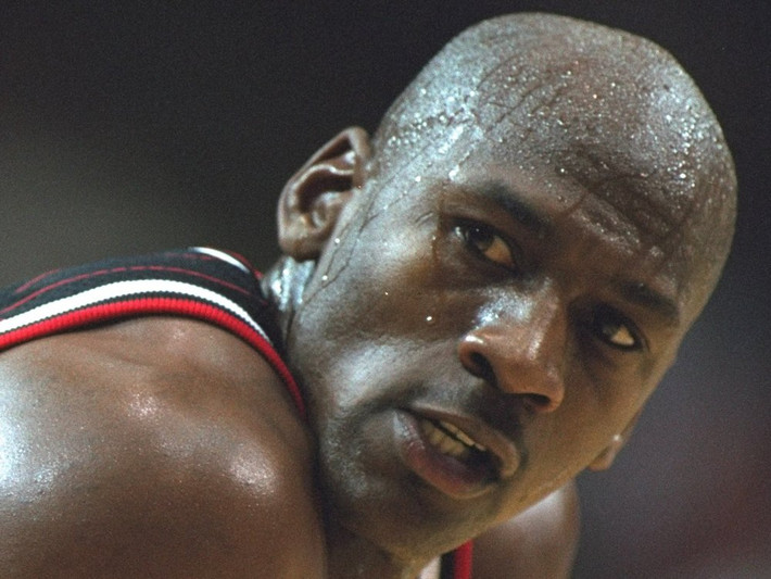 Kim Jong-un rất thích bóng rổ. Ông là fan hâm mộ cầu thủ bóng rổ Michael Jordan. Được biết, khi còn học ở Thụy Sĩ, Jong-un đã “sưu tập” rất nhiều ảnh của cầu thủ Jordan. Ảnh: BI.