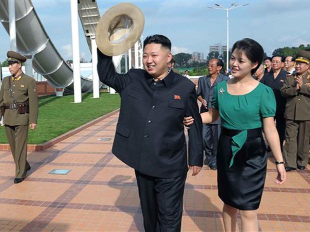 Nhà lãnh đạo Kim Jong-un kết hôn với ca sĩ Ri Sol Ju vào năm 2009 và được cho là đã có hai người con. Ảnh: BI.