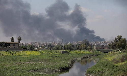 Khói bốc lên từ phía Thánh đường Hồi giáo Al-Nuri ở Thành cổ Mosul ngày 17/4. Ảnh: Reuters.