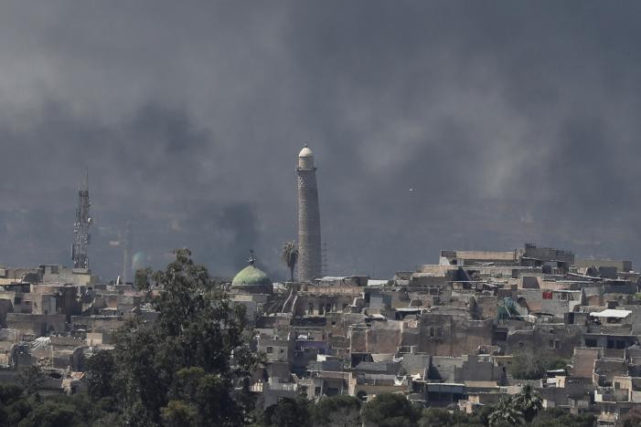 Các cuộc giao tranh ác liệt giữa lực lượng Iraq và phiến quân IS đang diễn ra ở khu vực Thành cổ Mosul. Ảnh: Reuters.
