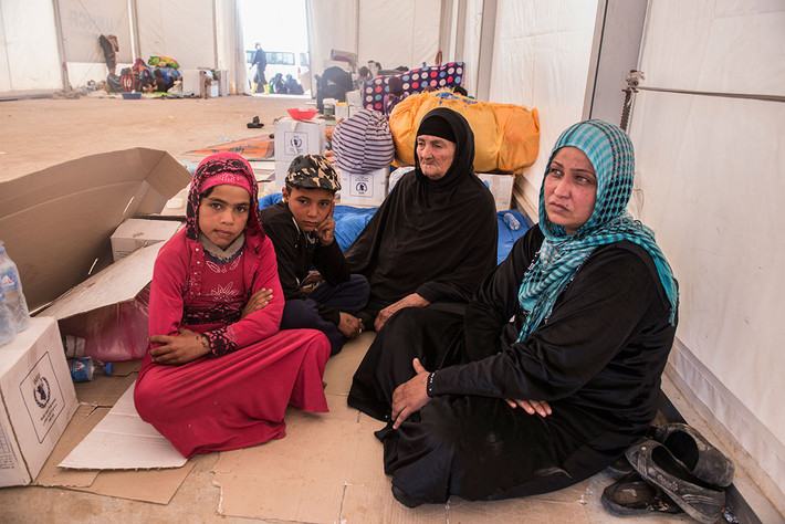 Amira (phải) quyết định rời khỏi Mosul ngày 28/3 cùng con gái, mẹ và cháu trai của cô. “Nhà của chúng tôi đã bị phá hủy trong một vụ đánh bom xe. Chúng tôi đã mất tất cả”, cô Amira chia sẻ. Ảnh: AJ.