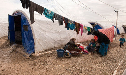 Những người phụ nữ Iraq giặt giũ quần áo trong khu trại tị nạn. Ảnh: AJ.