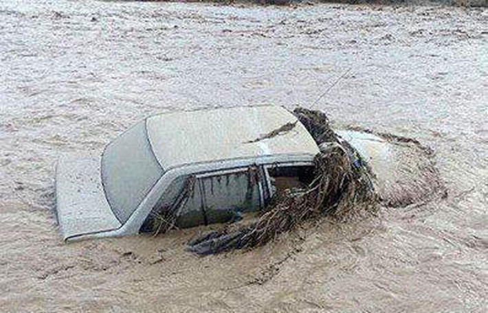 Một chiếc ô tô chìm trong biển nước. Ảnh: Azernews.