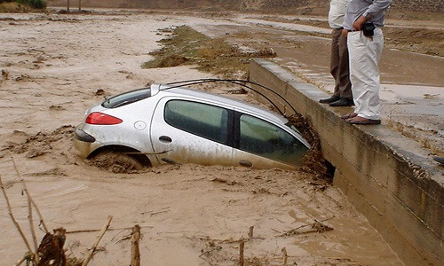 Nước lũ cuốn trôi chiếc ô tô. Ảnh: Ảnh: Azernews.