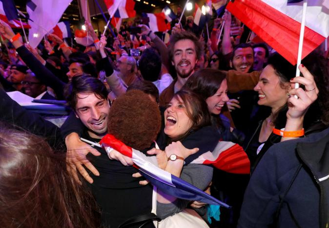 Nụ cười hạnh phúc của những người ủng hộ ông Emmaanuel Macron. Ảnh: Reuters.