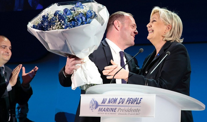 Bà Le Pen được tặng hoa sau chiến thắng ở vòng 1. Ảnh: Daily Mail.