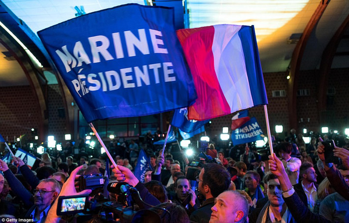 Những người ủng hộ ứng viên Le Pen ăn mừng chiến thắng trước văn phòng bầu cử của bà ở Henin-Beaumont sau khi kết quả sơ bộ được công bố. Ảnh: Getty Images.