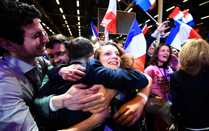 Những người ủng hộ ông Macron vui mừng sau kết quả của vòng 1 bầu cử. Ảnh: Daily Mail.