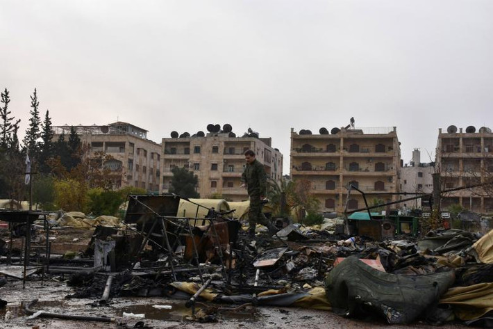 Lính Nga kiểm tra một bệnh viện dã chiến của Nga bị phá hủy trong một trận pháo kích ở Aleppo hồi tháng 12/2016.