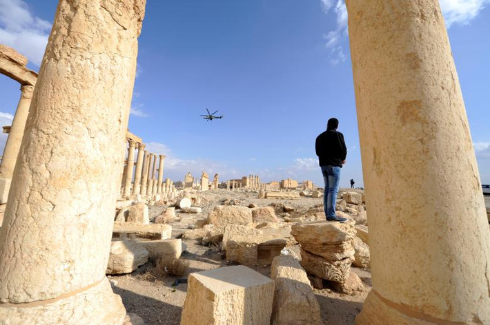 Một trực thăng của Nga bay qua khu vực ở thành phố cổ Palmyra, Syria, ngày 4/3/2017.