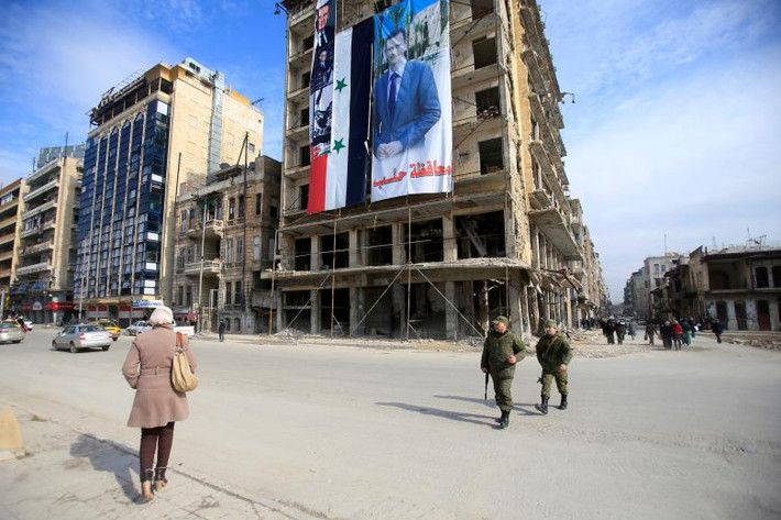 Binh sĩ Nga tuần tra trên một con đường ở Aleppo hồi tháng 1/2017.