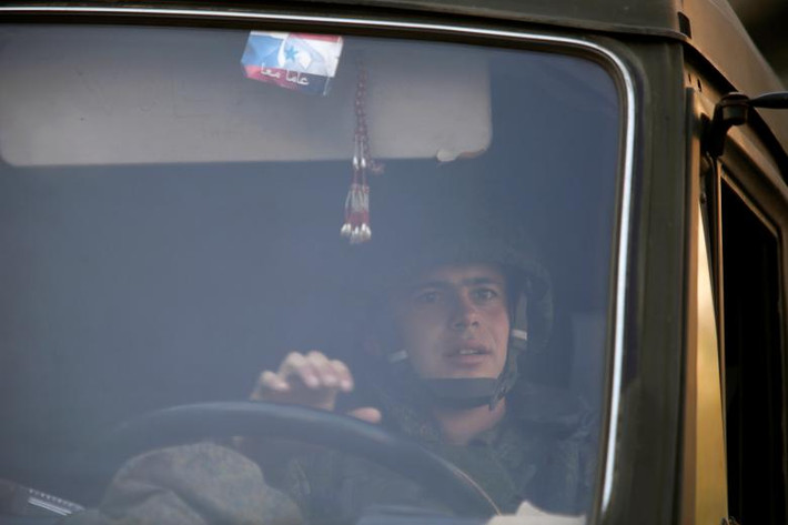 Một lính Nga điều khiển xe quân sự ở Aleppo tháng 12/2016.