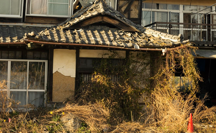 Daily Mail mới đây đăng tải loạt ảnh của nhiếp ảnh gia Rebecca Bathory chụp trong vùng đất chết Fukushima 6 năm sau thảm họa hạt nhân.