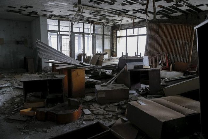 Căn phòng lộn xộn trong một tòa nhà ở thị trấn Pripyat không một bóng người.
