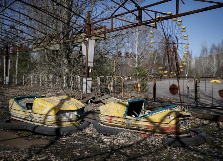 Cảnh tan hoang trong một công viên giải trí ở trung tâm thị trấn Pripyat 31 năm sau thảm họa hạt nhân Chernobyl.