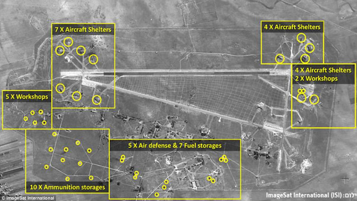 Daily Mail đưa tin ngày 8/4, những bức ảnh vệ tinh do ImageSat International (ISI) chụp cho thấy, hàng chục quả tên lửa đã phá hủy nhiều máy bay, phân xưởng, nhà chứa máy bay và các boongke,... tại căn cứ không quân Shayrat của Syria. Các binh sĩ Nga và Syria đã được cảnh báo trước về vụ không kích này để sơ tán. Ảnh: ISI.