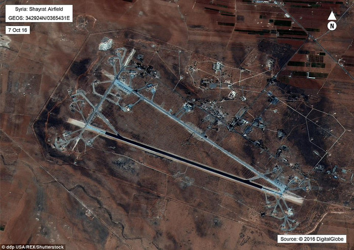 Bức ảnh này chụp căn cứ Shayrat của Syria hồi tháng 10/2016. Ảnh: Daily Mail.