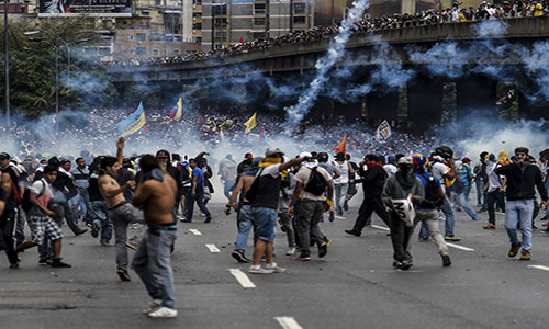 Hình ảnh trong cuộc đụng độ giữa các nhà hoạt động Venezuela với cảnh sát ở thủ đô Caracas ngày 6/4. Ảnh: The Atlantic.