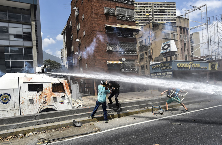 Các nhà hoạt động đối lập Venezuela đụng độ với cảnh sát ngày 6/4. Ảnh: The Atlantic.