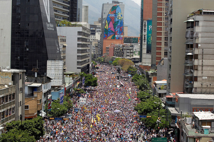 Biển người tham gia cuộc biểu tình ở thủ đô Caracas ngày 8/4/2017. Ảnh: The Atlantic.